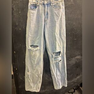 Light wash baggy ripped jeans medium